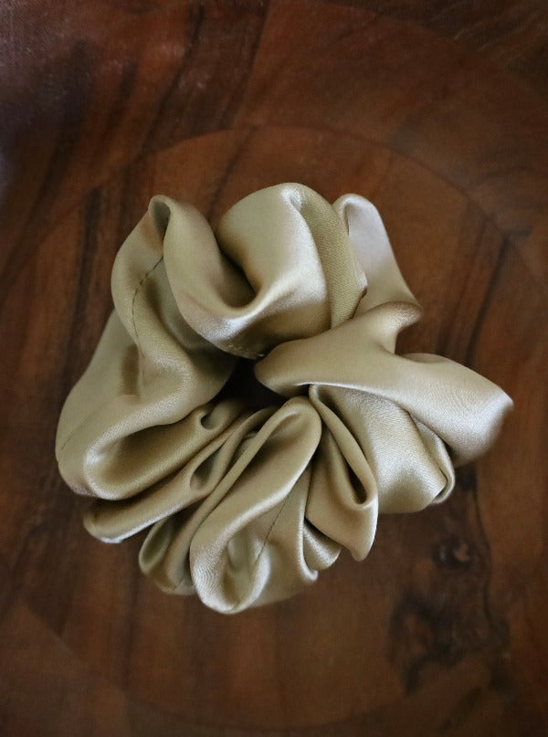 Medium Silk Scrunchie, Champagne
