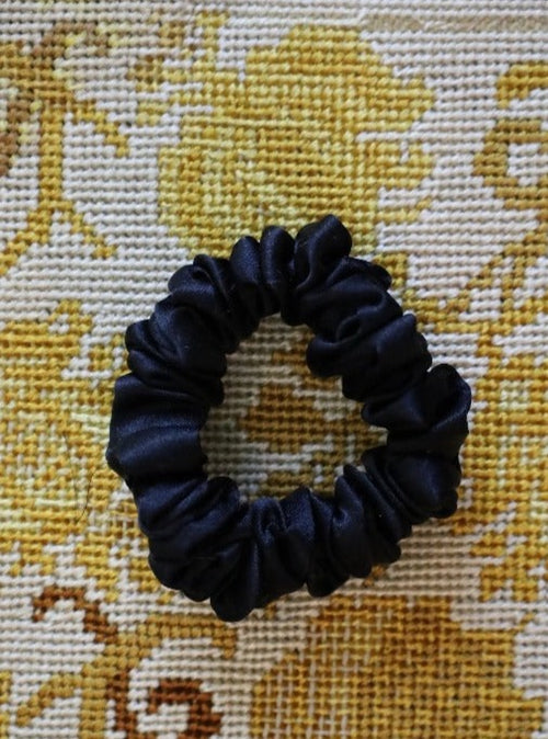 Small silk scrunchie in black